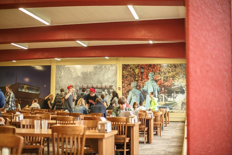 Students sit down to eat a meal at Caf的.